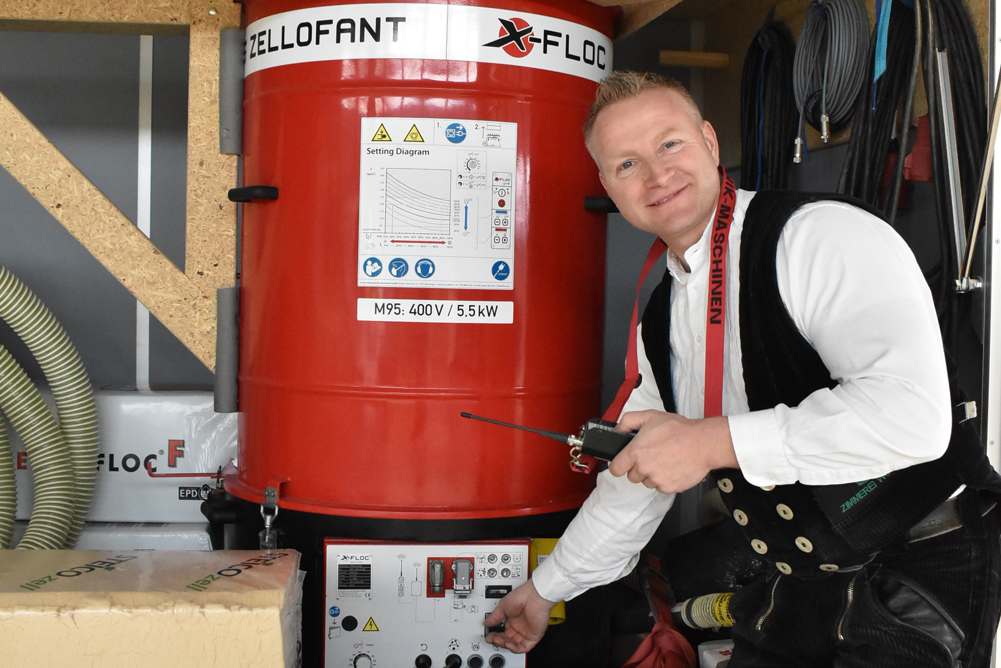 Auch das Einblasen
von
ökologischem
Dämmstoff
aus Holzfaser
und Cellulose
in Wand-, Decken
und
Dachelemente
mithilfe einer
speziellen Einblasmaschine
übernimmt die
Firma Woller.
Verarbeitet
werden
Dämmstoffe,
die das ganze
Jahr über wirken,
das heißt
im Winter für
den Wärmeschutz
und im
Sommer –
was in den
letzten Jahren
immer wichtiger
geworden
ist – auch für
den Schutz
vor Hitze.
Fotos:
Weselmann (1),